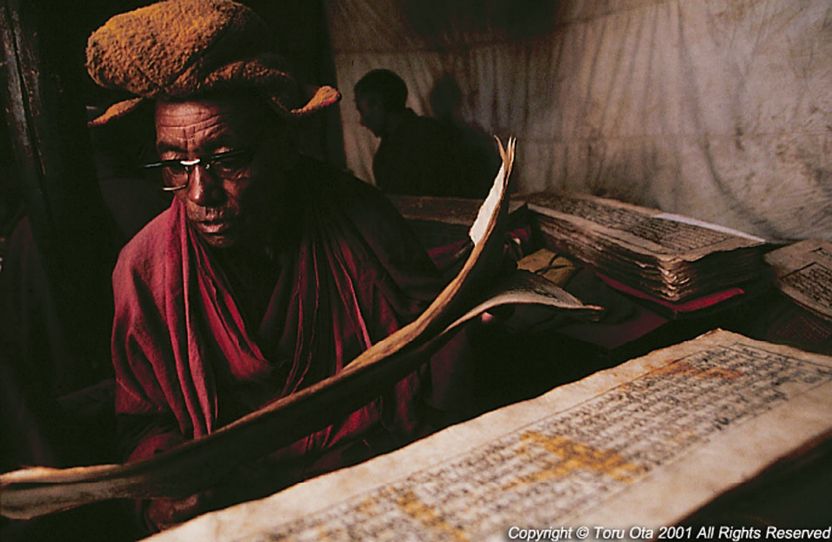 経文を唱える僧侶　セラピ村
